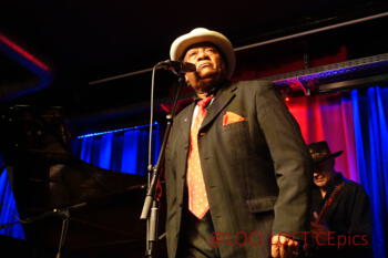 Künstlerportrait: EB Davis auf der Bühne des LOCI LOFT