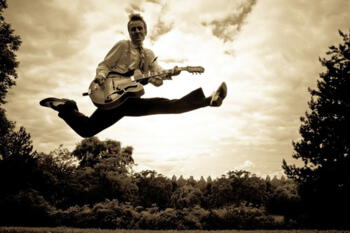 Foto: Lenard Streicher mit Gitarre im Sprung