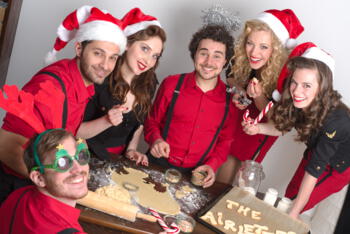 Mitglieder der Musikgruppe Airlettes in Weihnachtskostümen.