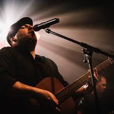 Rami Hattab mit Gitarre auf der Bühne