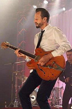Foto: Lars Vegas mit Gitarre auf einer Bühne