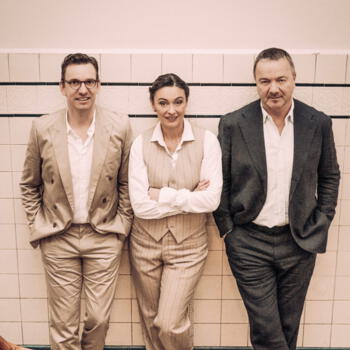 Gruppenfoto der Bandmitglieder von Chanson Manie. Von links nach Rechts: Mathias, Isabella und Lars