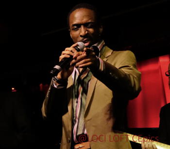 Foto: Sänger TJ Esubiji auf der Bühne des LOCI LOFT