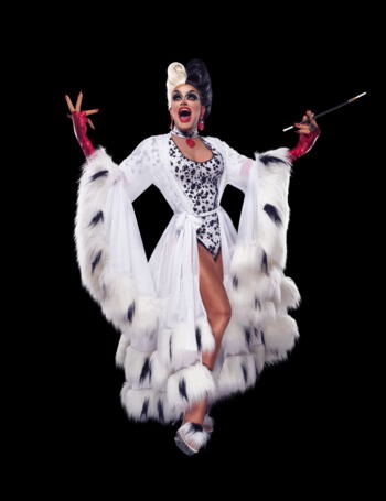 Foto: Drag Queen Nikita in Cruella DeVille Kostüm